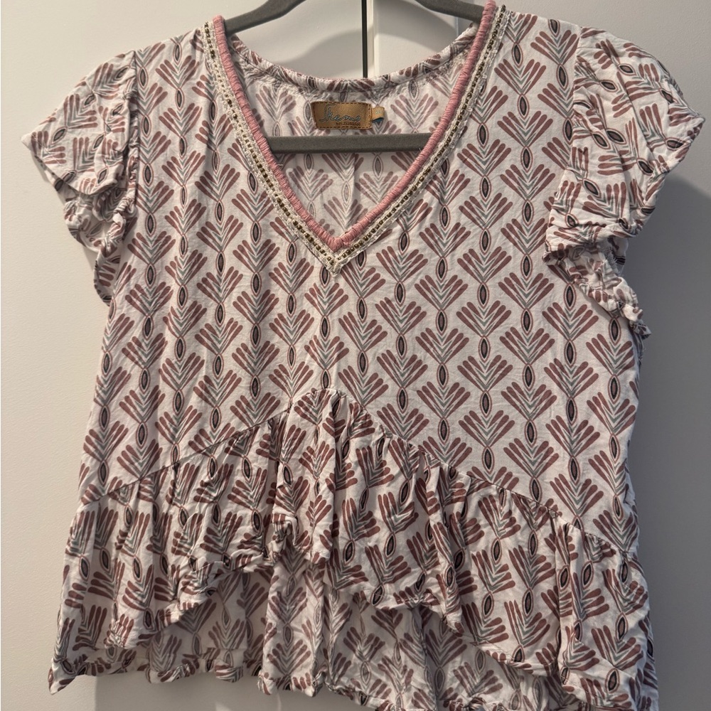 Skemo Pink and White Feather Pattern Top